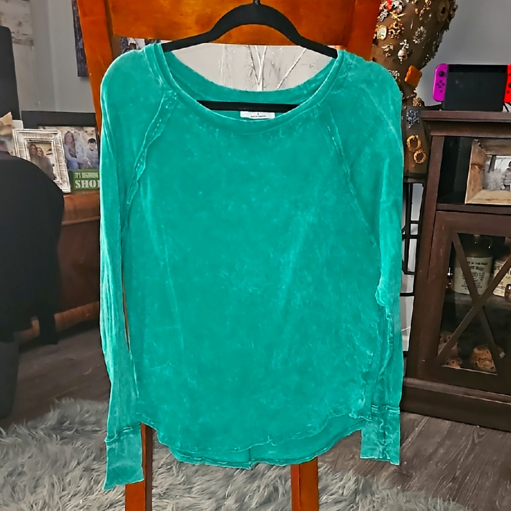 ZENANA mineral washed teal/green  Long Sleeve Women's Top. Thumb holes sz small